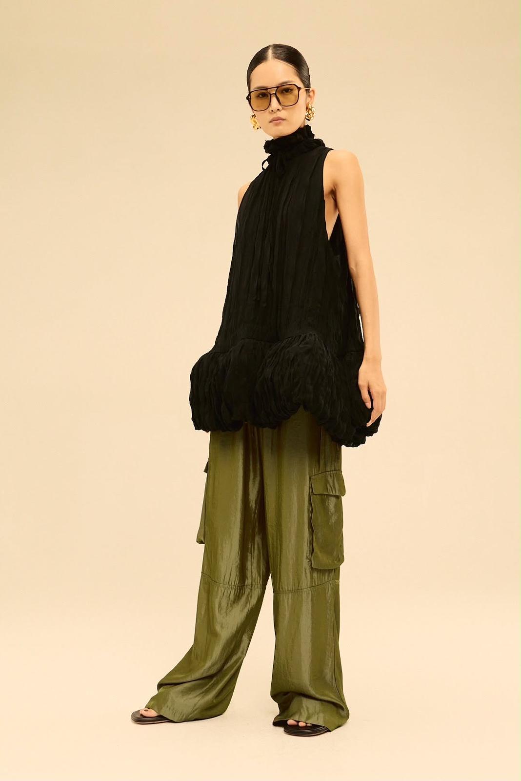LONDON RUFFLE BLOUSE - BLACK