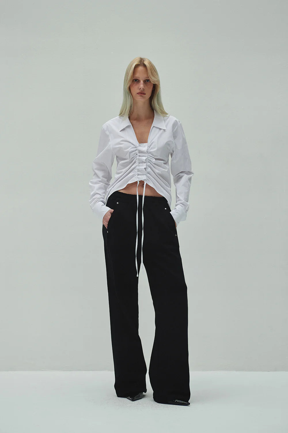 STRING SHIRRING SHIRT IN WHITE