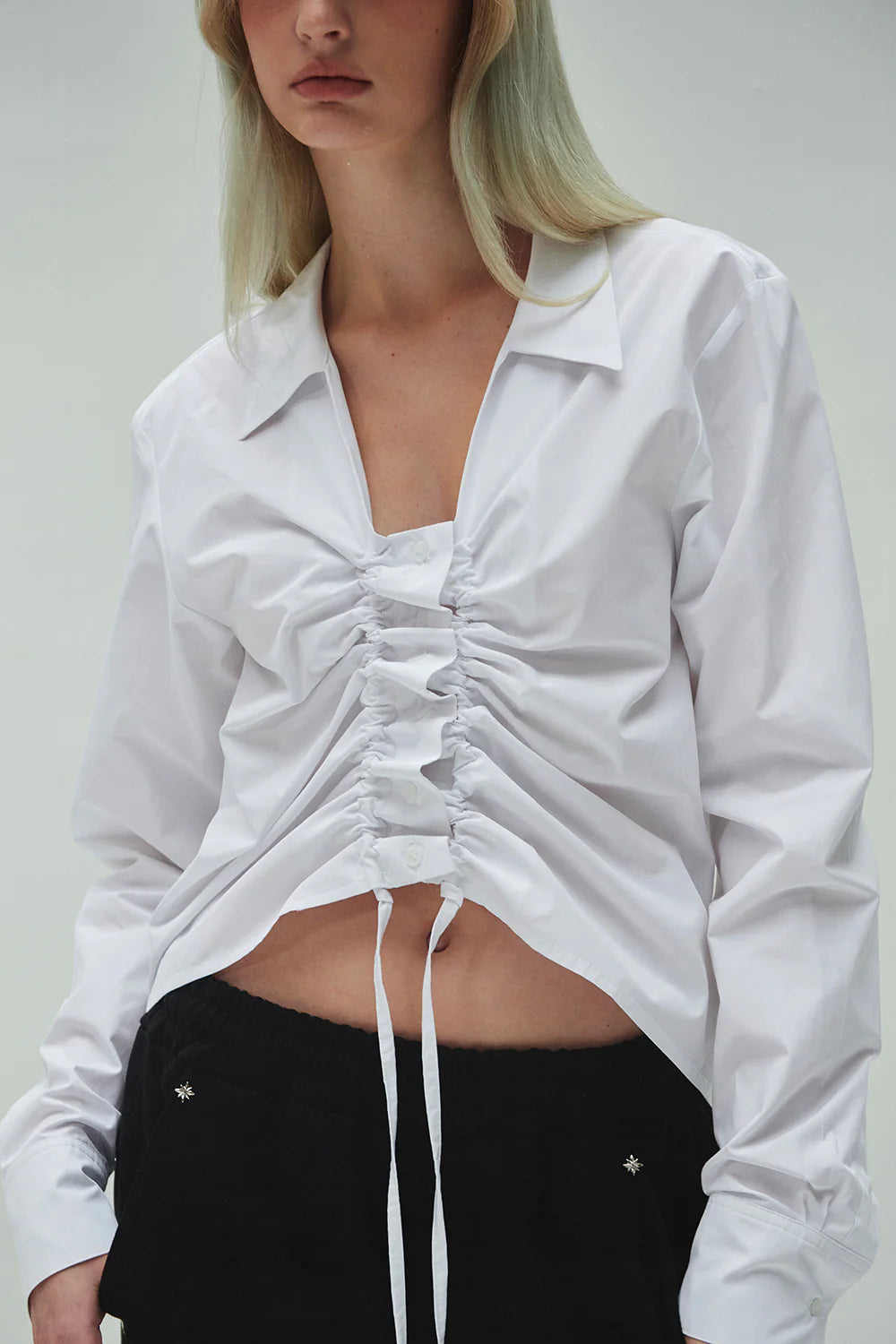STRING SHIRRING SHIRT IN WHITE