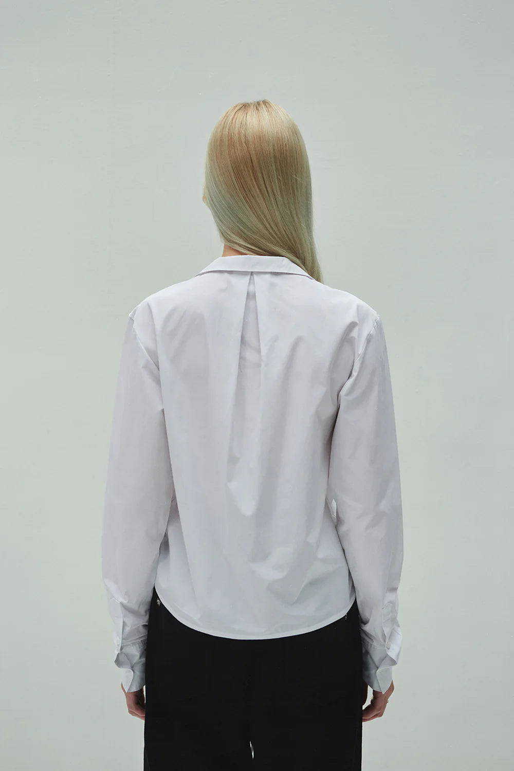 STRING SHIRRING SHIRT IN WHITE