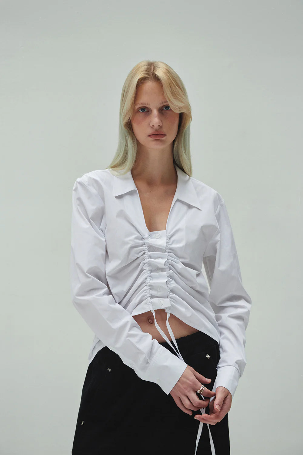 STRING SHIRRING SHIRT IN WHITE