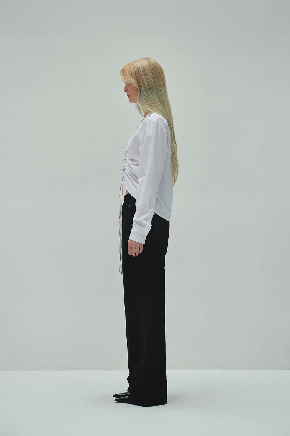 STRING SHIRRING SHIRT IN WHITE